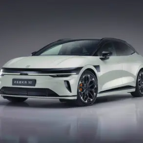 Frontansicht des weißen Zeekr 7GT, eines sportlichen Elektro-Shooting-Brake.