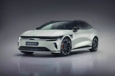 Frontansicht des weißen Zeekr 7GT, eines sportlichen Elektro-Shooting-Brake.