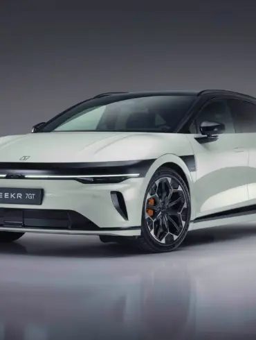 Frontansicht des weißen Zeekr 7GT, eines sportlichen Elektro-Shooting-Brake.