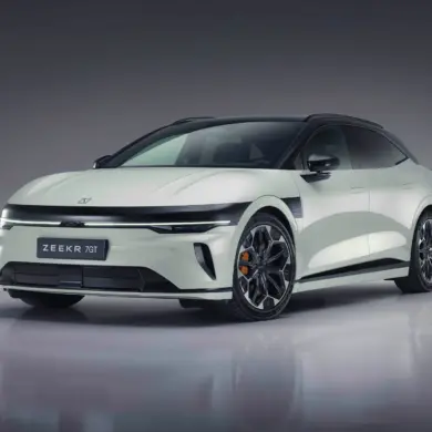Frontansicht des weißen Zeekr 7GT, eines sportlichen Elektro-Shooting-Brake.