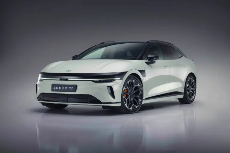 Frontansicht des weißen Zeekr 7GT, eines sportlichen Elektro-Shooting-Brake.