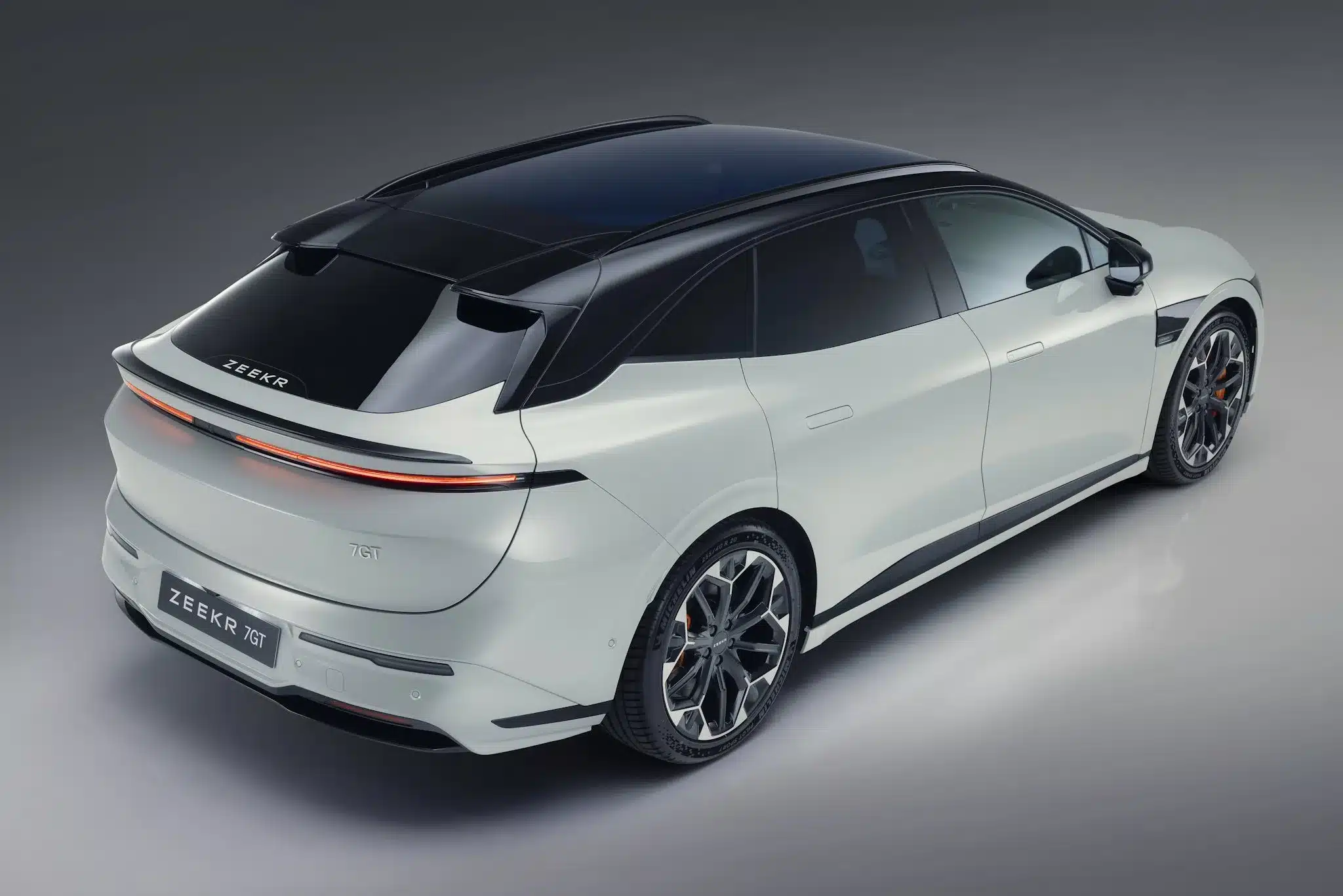 Zeekr 7GT Elektroauto Heckansicht, weiß, mit großen GT-Leichtmetallrädern und getöntem Glasdach.