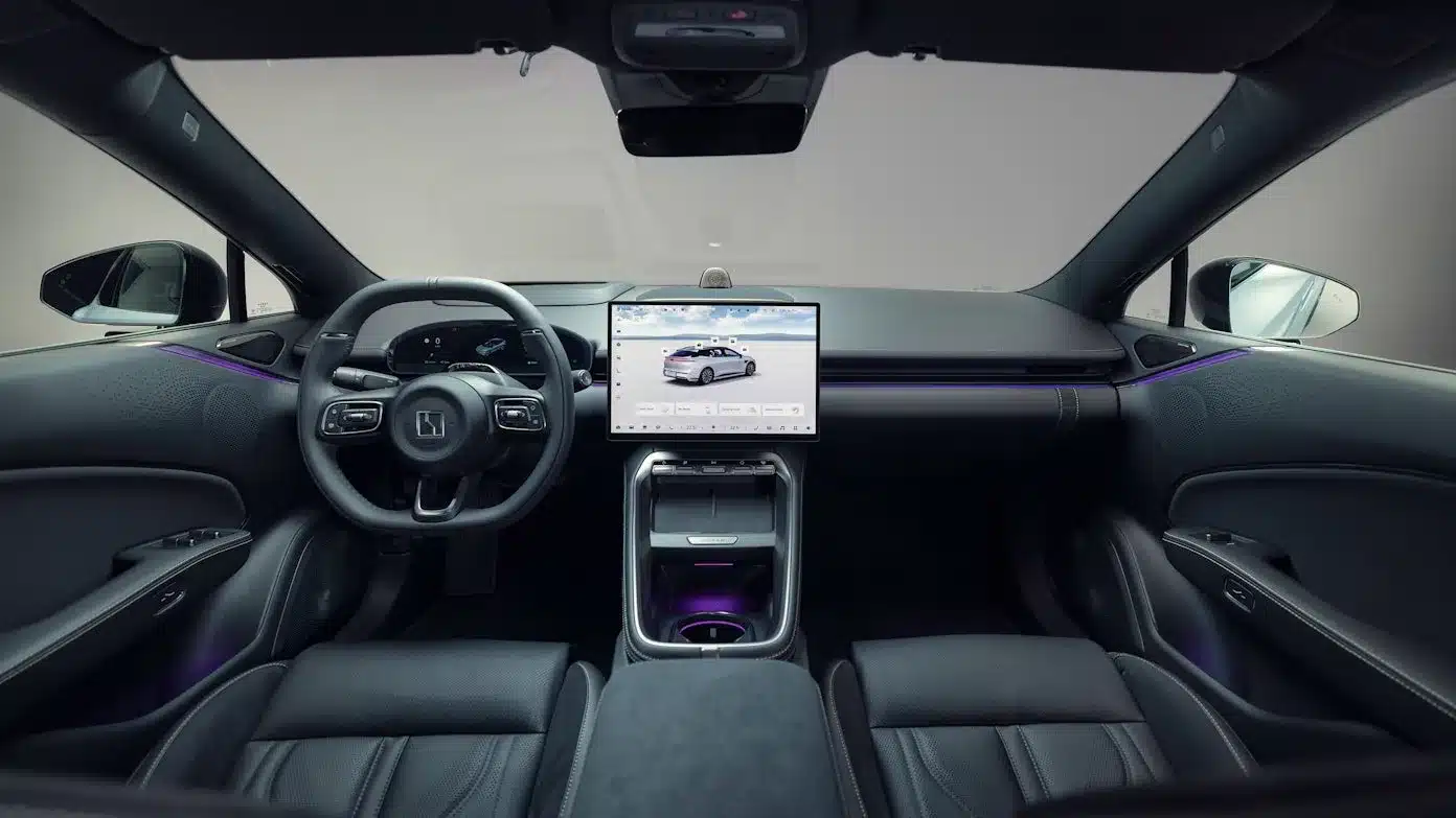 Blick auf das Cockpit und Interieur des Zeekr 7GT mit großem Zentraldisplay und sportlichem Lenkrad