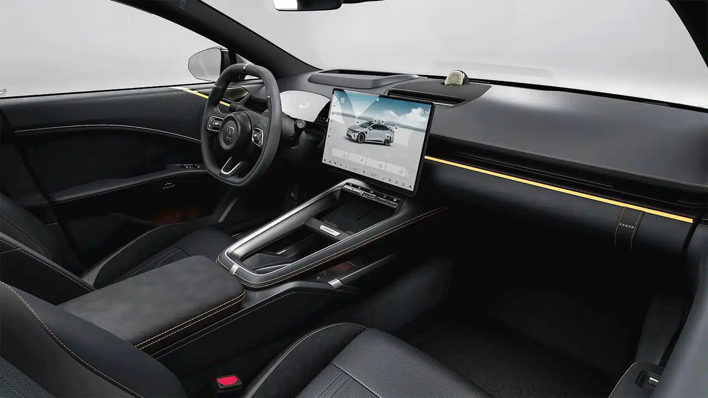 Modern gestalteter Innenraum des Zeekr 7GT mit großem Touchscreen, sportlichem Lenkrad und gelben Ziernähten.