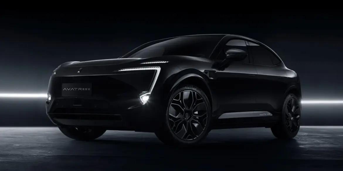 Der AVATR 011 als schwarzes Elektroauto mit markantem LED-Tagfahrlicht und monochromem Design, präsentiert in dunkler Studioumgebung.