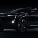 Der AVATR 011 als schwarzes Elektroauto mit markantem LED-Tagfahrlicht und monochromem Design, präsentiert in dunkler Studioumgebung.