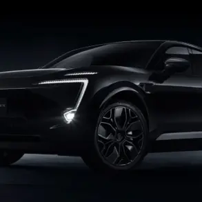 Der AVATR 011 als schwarzes Elektroauto mit markantem LED-Tagfahrlicht und monochromem Design, präsentiert in dunkler Studioumgebung.