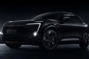 Der AVATR 011 als schwarzes Elektroauto mit markantem LED-Tagfahrlicht und monochromem Design, präsentiert in dunkler Studioumgebung.