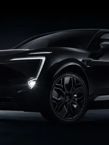 Der AVATR 011 als schwarzes Elektroauto mit markantem LED-Tagfahrlicht und monochromem Design, präsentiert in dunkler Studioumgebung.