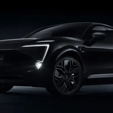 Der AVATR 011 als schwarzes Elektroauto mit markantem LED-Tagfahrlicht und monochromem Design, präsentiert in dunkler Studioumgebung.