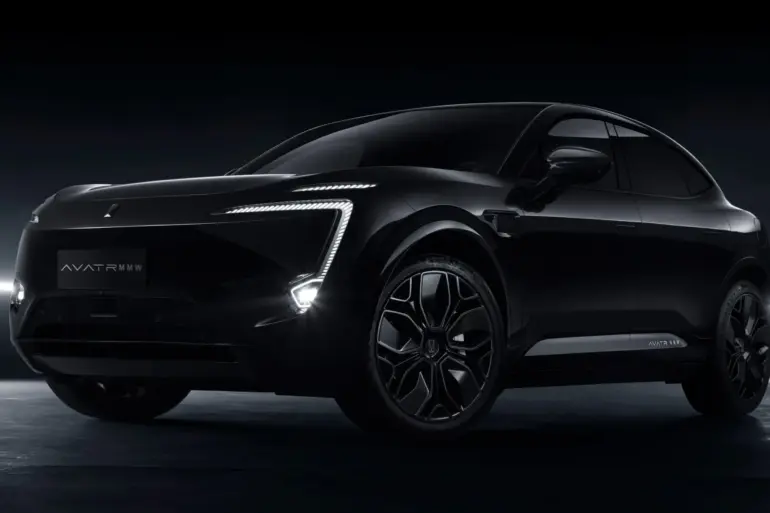 Der AVATR 011 als schwarzes Elektroauto mit markantem LED-Tagfahrlicht und monochromem Design, präsentiert in dunkler Studioumgebung.