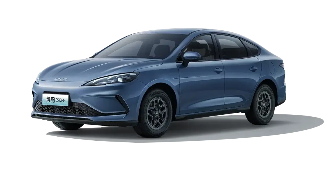 Der BYD Seal 05 DM-i in blauer Lackierung, moderne Plug-in-Hybrid-Limousine mit klaren Linien.