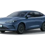 Der BYD Seal 05 DM-i in blauer Lackierung, moderne Plug-in-Hybrid-Limousine mit klaren Linien.