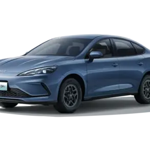 Der BYD Seal 05 DM-i in blauer Lackierung, moderne Plug-in-Hybrid-Limousine mit klaren Linien.