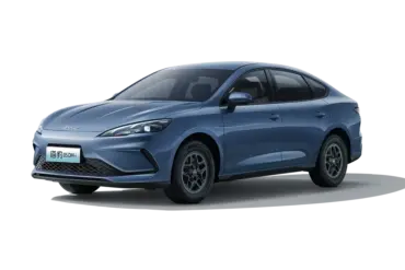 Der BYD Seal 05 DM-i in blauer Lackierung, moderne Plug-in-Hybrid-Limousine mit klaren Linien.