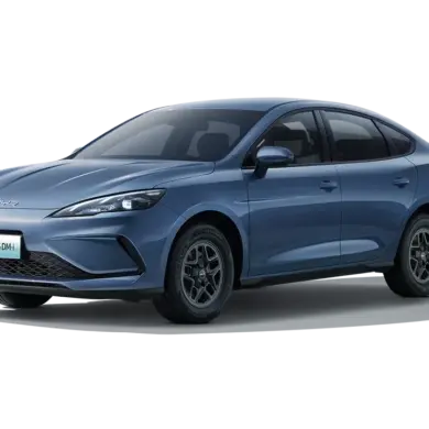 Der BYD Seal 05 DM-i in blauer Lackierung, moderne Plug-in-Hybrid-Limousine mit klaren Linien.