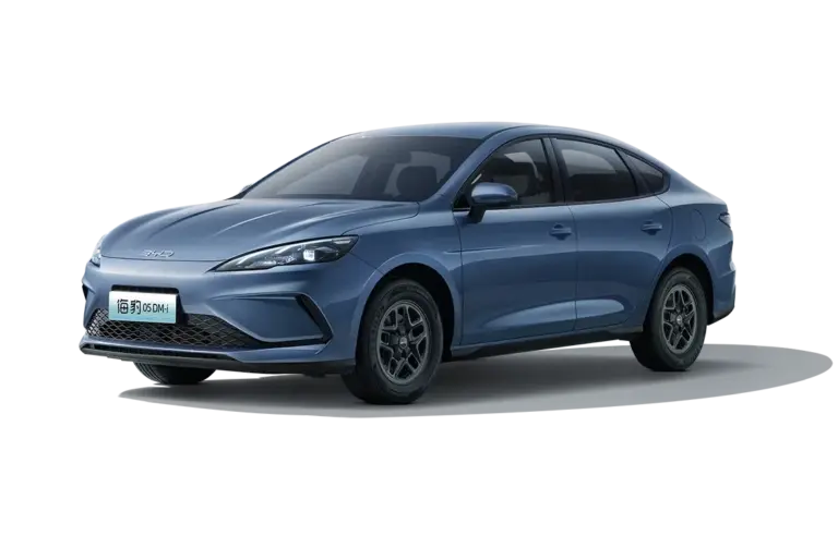 Der BYD Seal 05 DM-i in blauer Lackierung, moderne Plug-in-Hybrid-Limousine mit klaren Linien.