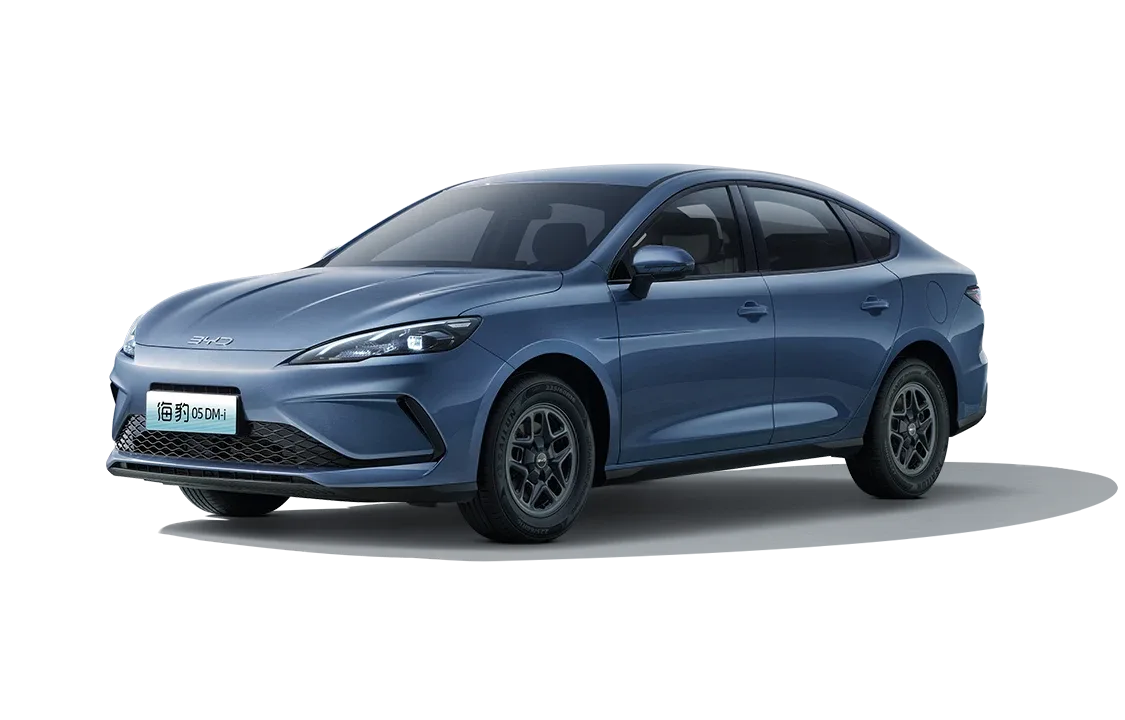 Der BYD Seal 05 DM-i in blauer Lackierung, moderne Plug-in-Hybrid-Limousine mit klaren Linien.