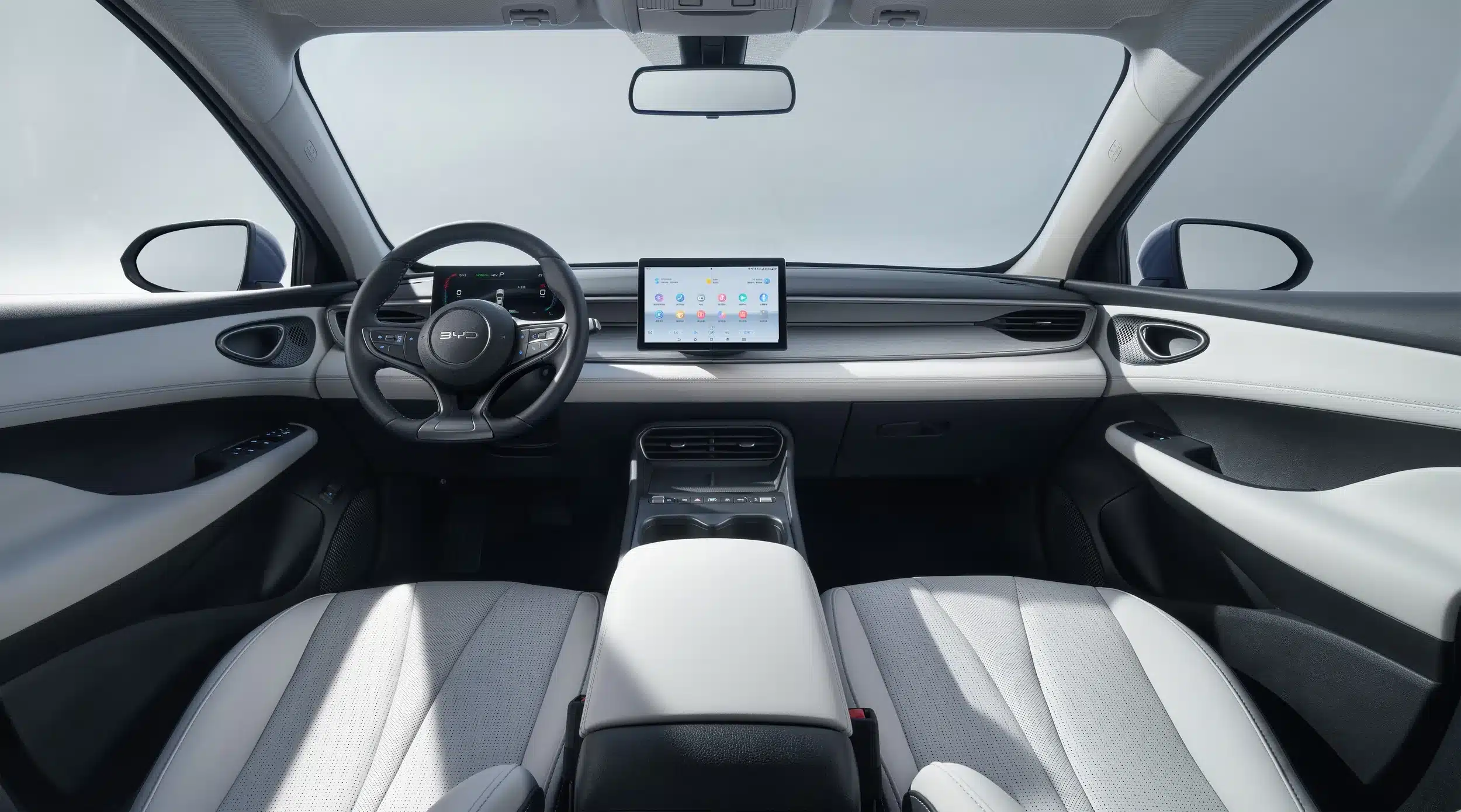 Innenansicht des BYD Seal 05 DM‑i mit Blick auf Lenkrad, Bildschirm und Armaturenbrett