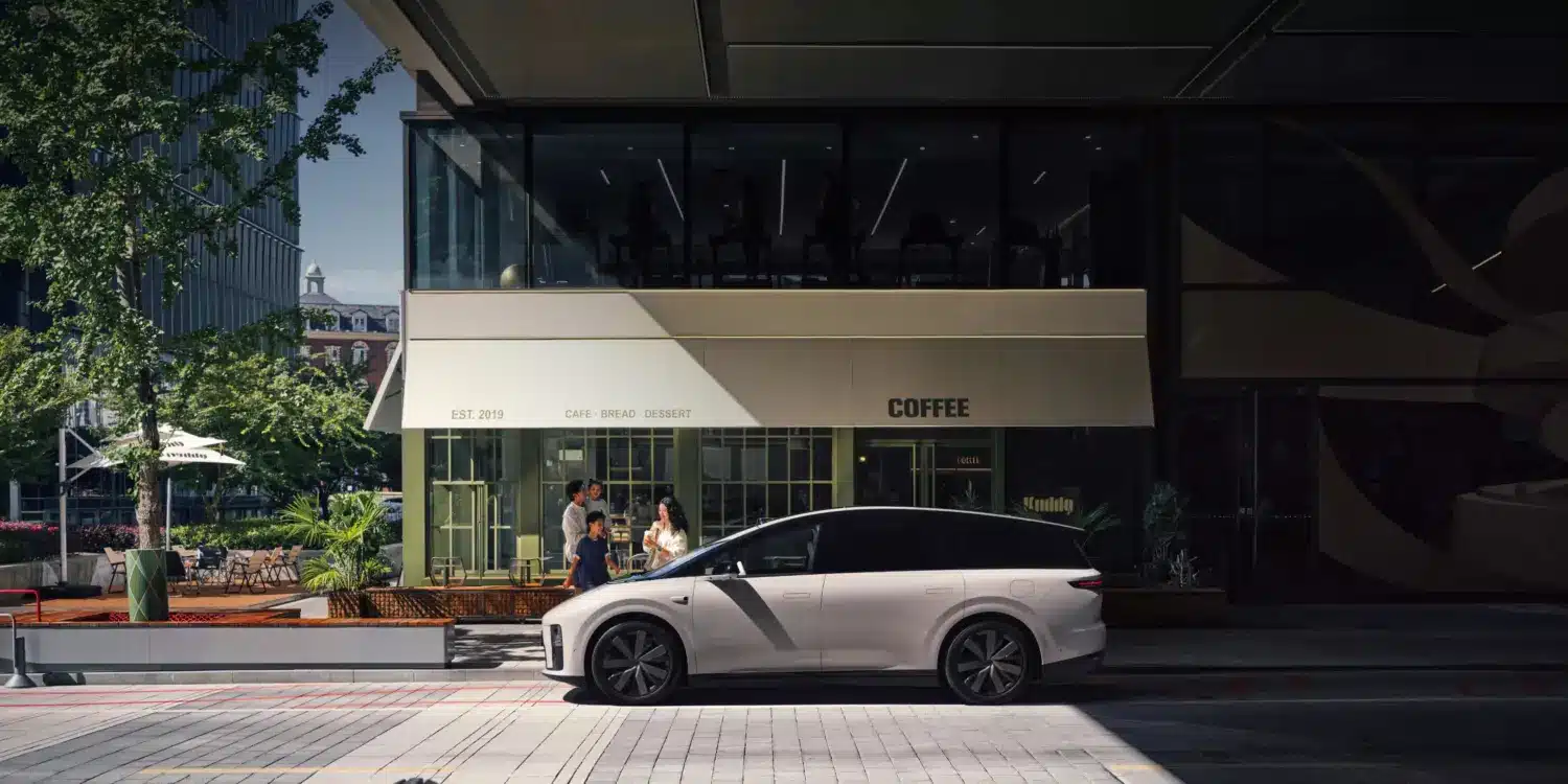 Seitenansicht des Li Auto i8 Elektro-SUV geparkt vor einem Café