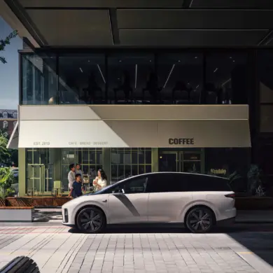 Seitenansicht des Li Auto i8 Elektro-SUV geparkt vor einem Café