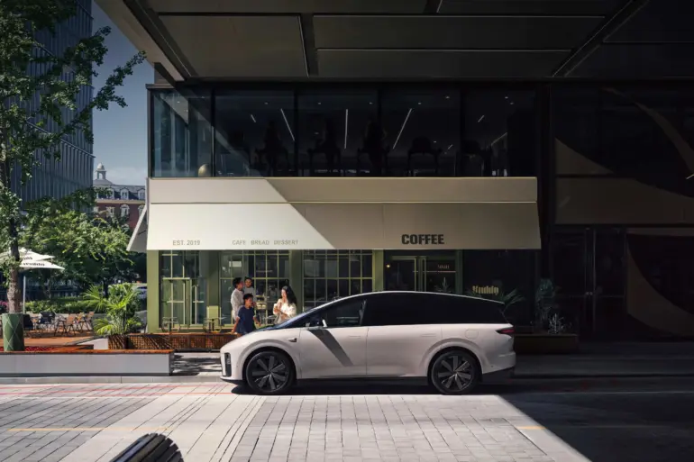 Seitenansicht des Li Auto i8 Elektro-SUV geparkt vor einem Café