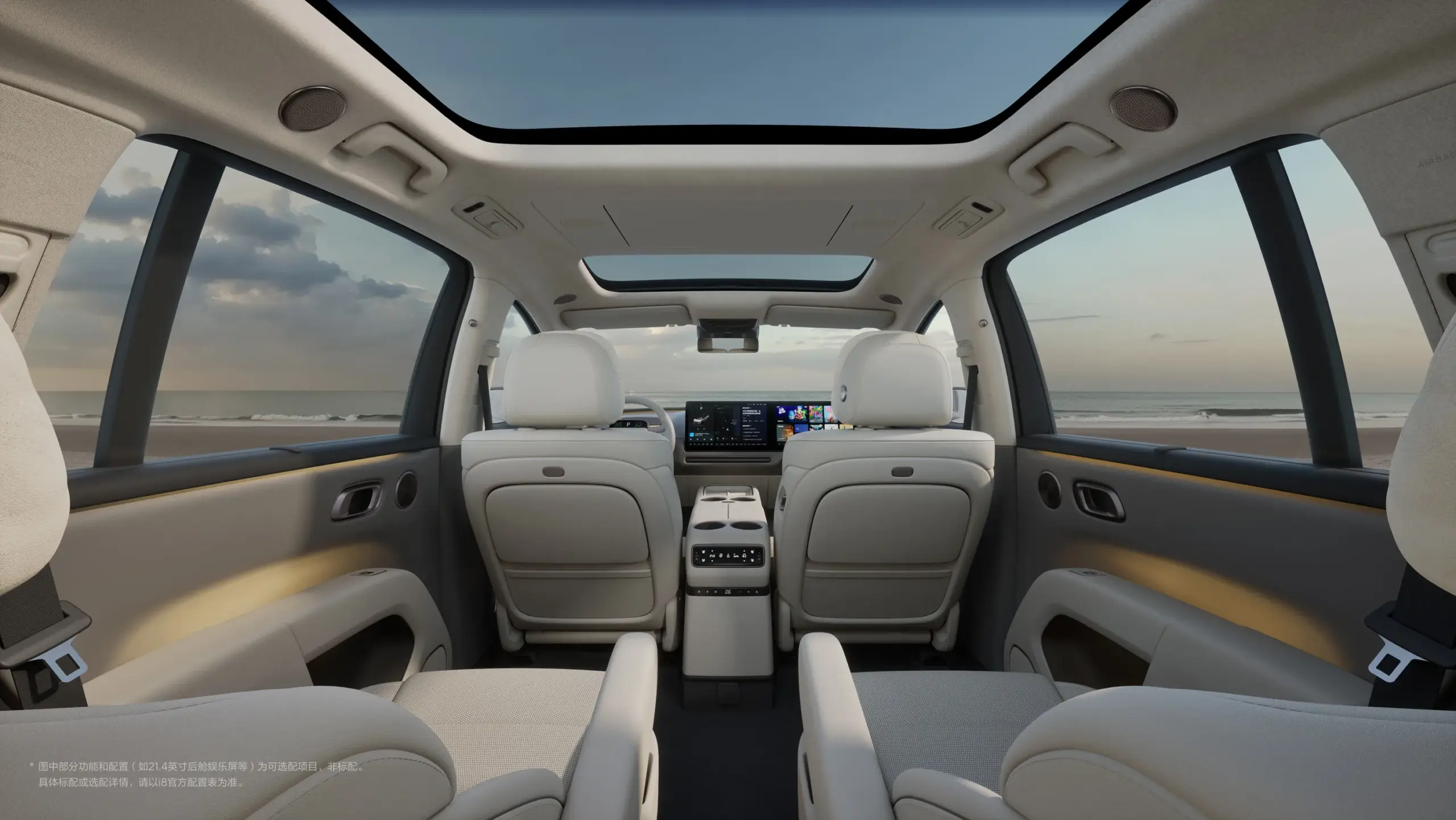 Innenraum des Li i8 mit sechs Sitzen, digitalen Anzeigen und Panoramaglasdach, Blick aus der zweiten Sitzreihe nach vorn.