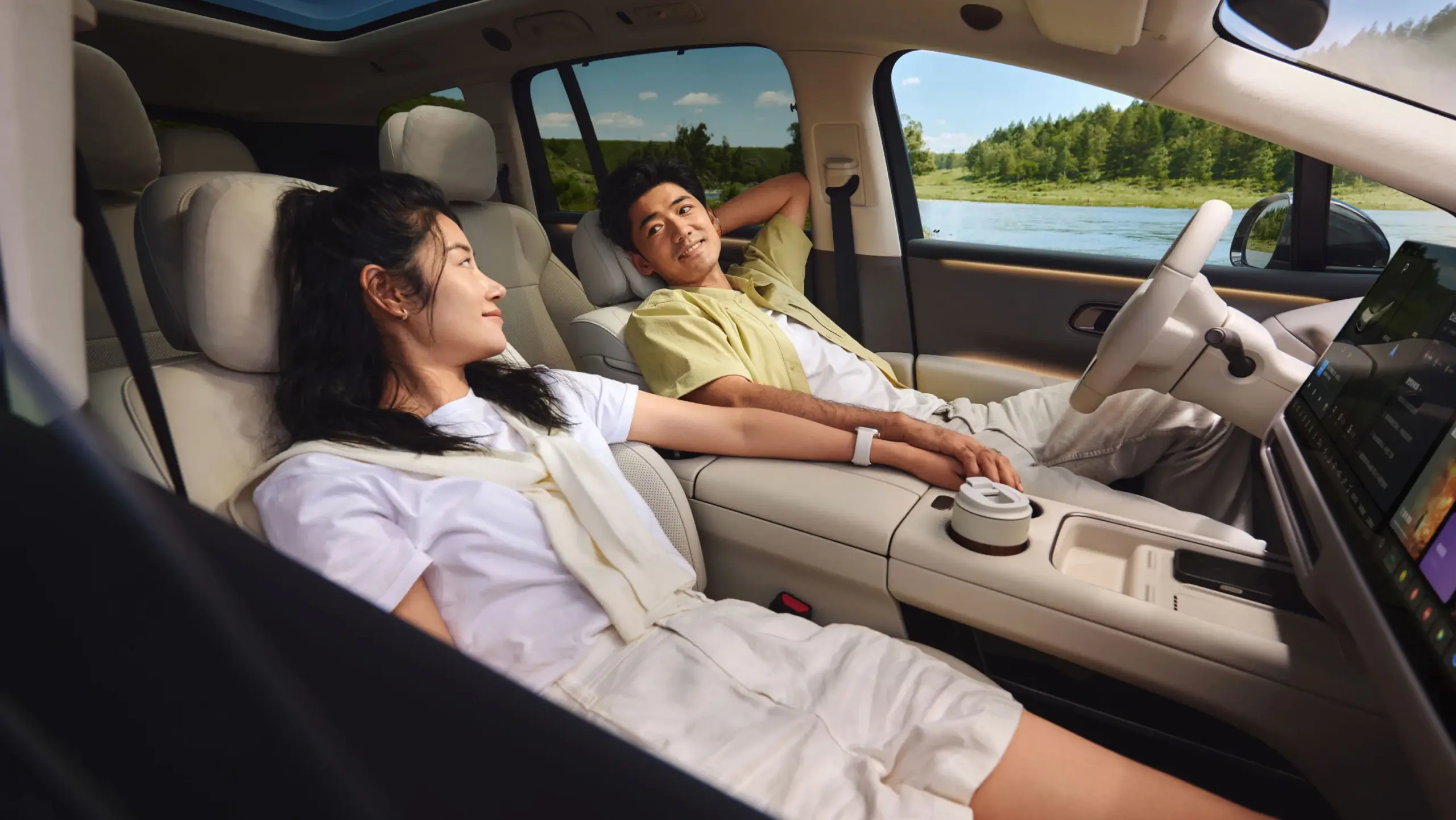 Innenraum des Li Auto i8: zwei Personen genießen die komfortablen Vordersitze und das große Panoramadach.