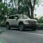 Jetour T1 i-DM Plug-in-Hybrid SUV steht auf einer Straße im Wald.