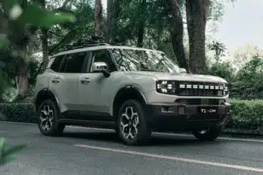 Jetour T1 i-DM Plug-in-Hybrid SUV steht auf einer Straße im Wald.