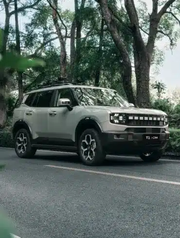 Jetour T1 i-DM Plug-in-Hybrid SUV steht auf einer Straße im Wald.