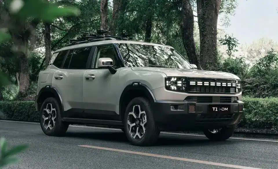 Jetour T1 i-DM Plug-in-Hybrid SUV steht auf einer Straße im Wald.