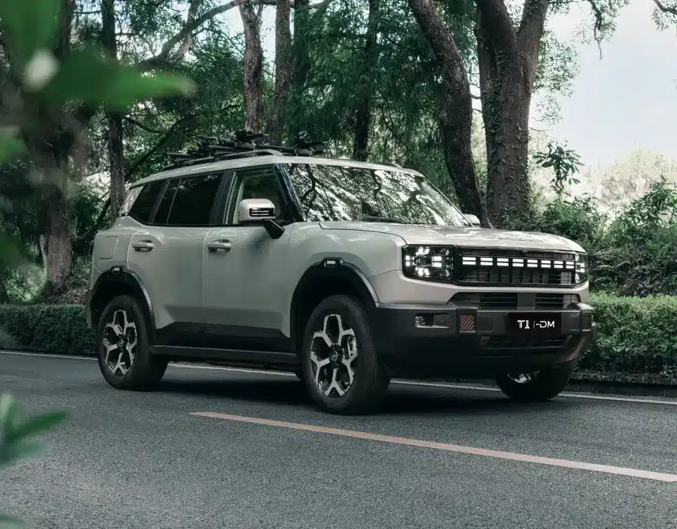 Jetour T1 i-DM Plug-in-Hybrid SUV steht auf einer Straße im Wald.