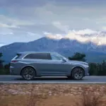 Grauer Li L7 SUV von der Seite auf Straße mit Gebirgslandschaft im Hintergrund
