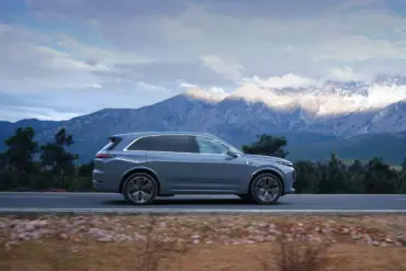 Grauer Li L7 SUV von der Seite auf Straße mit Gebirgslandschaft im Hintergrund