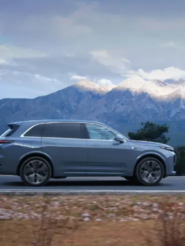 Grauer Li L7 SUV von der Seite auf Straße mit Gebirgslandschaft im Hintergrund