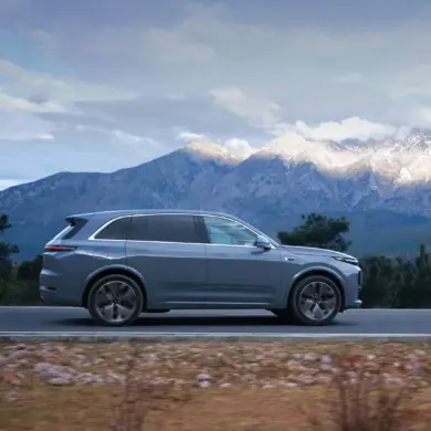 Grauer Li L7 SUV von der Seite auf Straße mit Gebirgslandschaft im Hintergrund