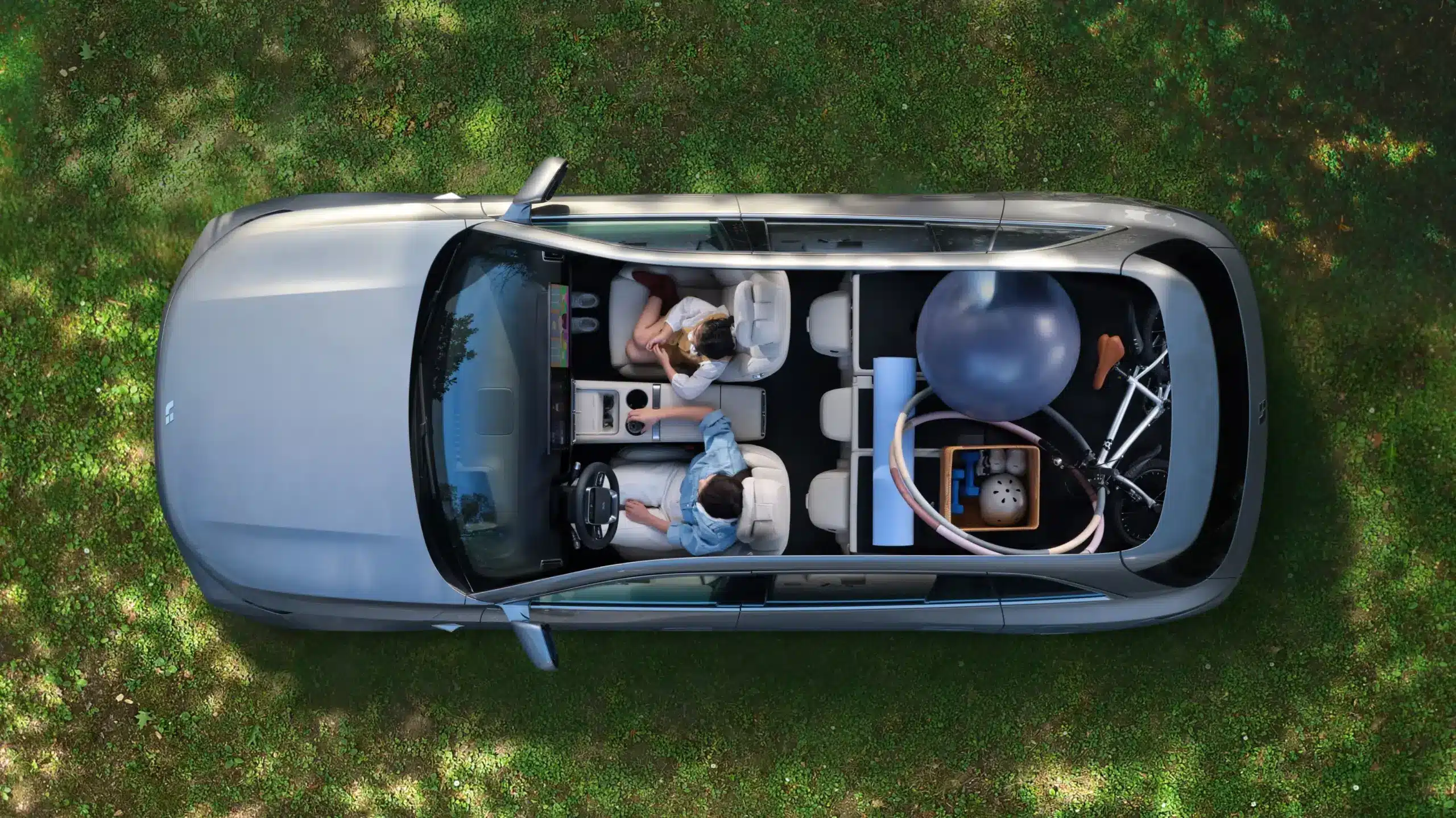 Li L7 SUV von oben mit zwei Personen und voll beladenem Kofferraum, inklusive Fahrrad und Sportausrüstung