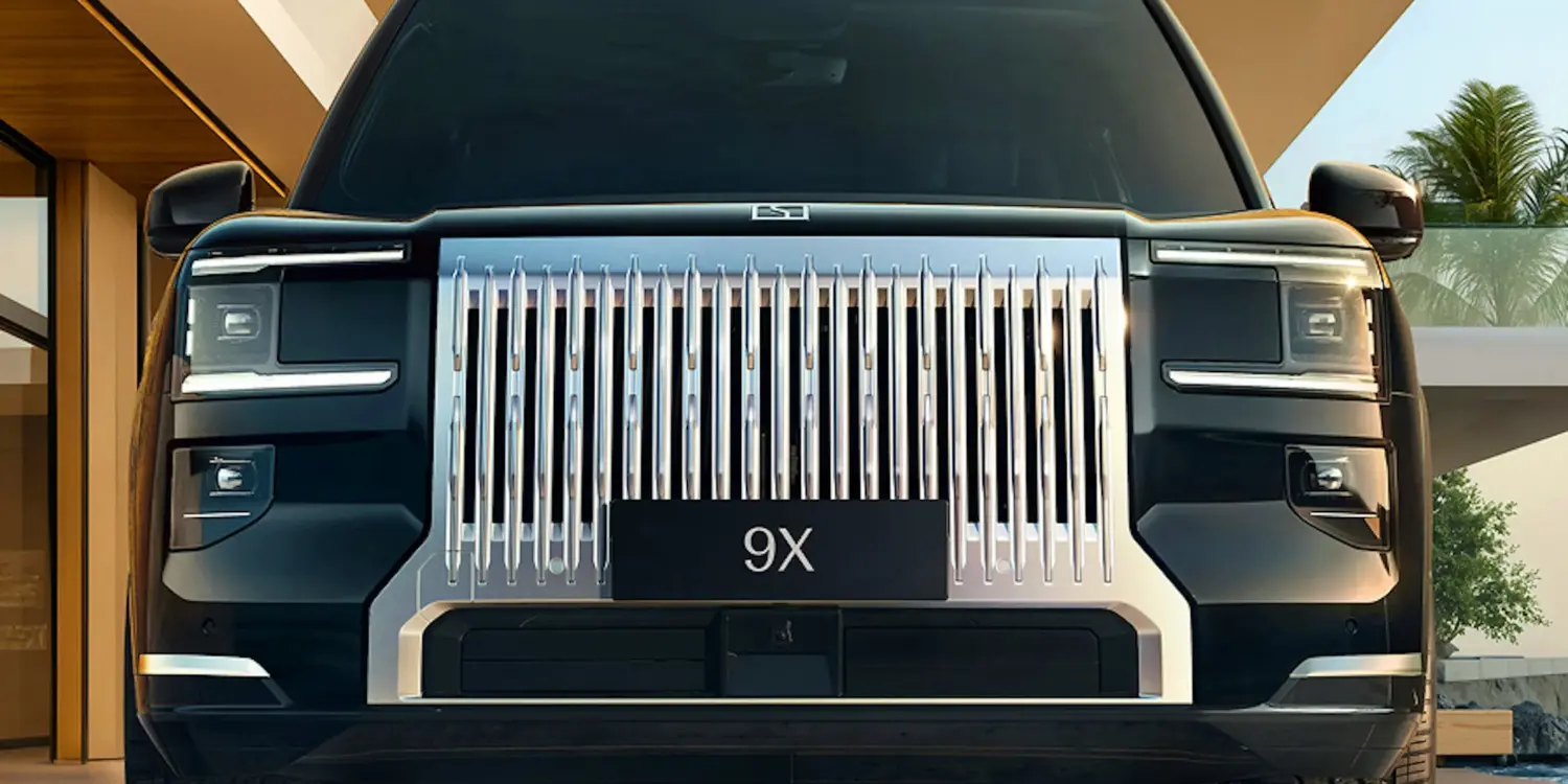 Zeekr 9X SUV von vorne mit prägnanter Chrom-Front und Lichtmatrix vor moderner Architektur mit Pool.