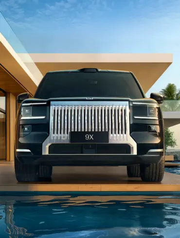 Zeekr 9X SUV von vorne mit prägnanter Chrom-Front und Lichtmatrix vor moderner Architektur mit Pool.