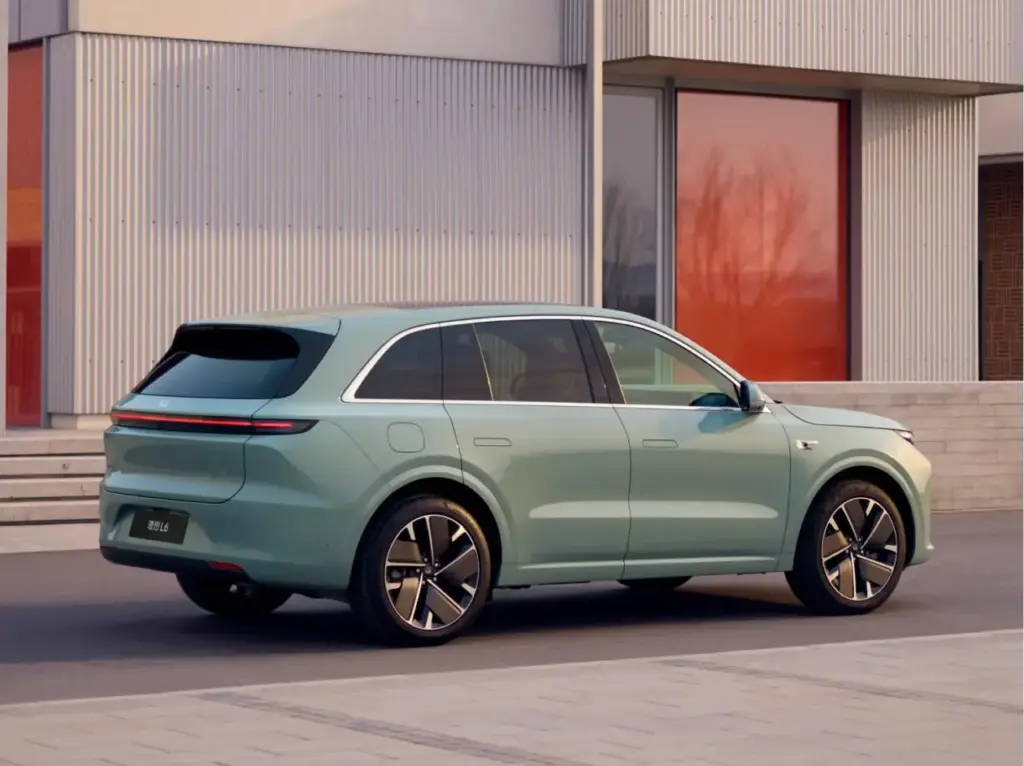Außen- und Innenansichten des Li L6 – SUV mit Lounge-Interieur und Panoramadach.