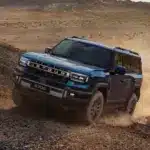 Jetour G700 fährt schräg eine Geröllpiste in einer Wüstenlandschaft hinauf