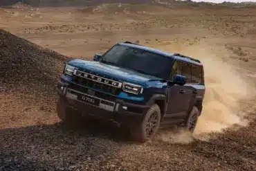 Jetour G700 fährt schräg eine Geröllpiste in einer Wüstenlandschaft hinauf