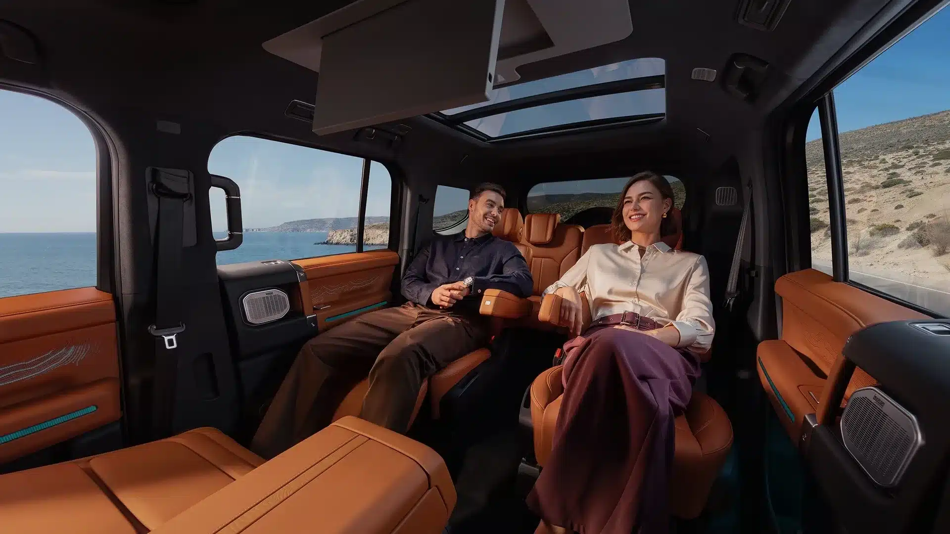 Innenraum des Jetour G700 mit zwei entspannten Personen auf den komfortablen Einzelsitzen vor Panoramaausblick