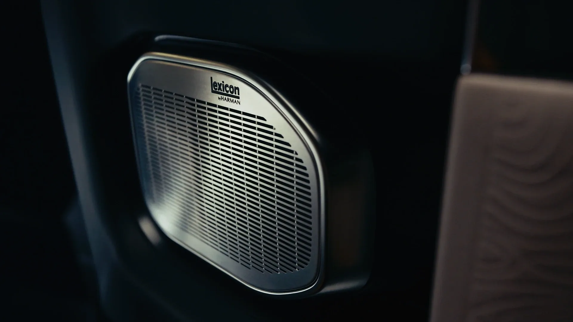 Detailaufnahme des Lautsprechers im Jetour G700 mit Lexicon by Harman Branding