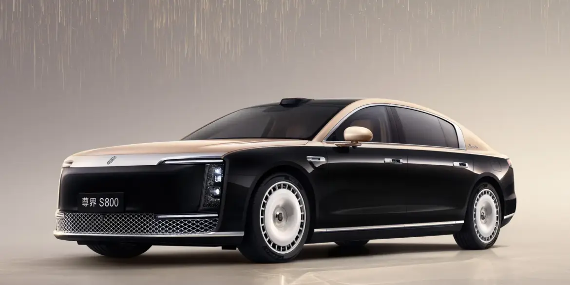 Maextro S800 Limousine in Schwarz-Gold, elektrische Premium-Limousine von außen betrachtet.