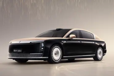 Maextro S800 Limousine in Schwarz-Gold, elektrische Premium-Limousine von außen betrachtet.
