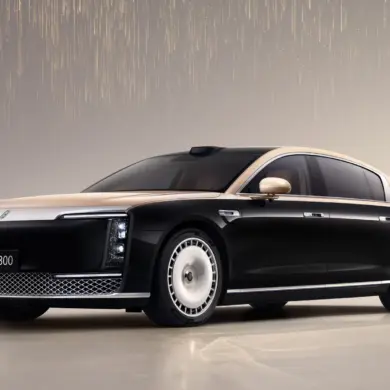 Maextro S800 Limousine in Schwarz-Gold, elektrische Premium-Limousine von außen betrachtet.