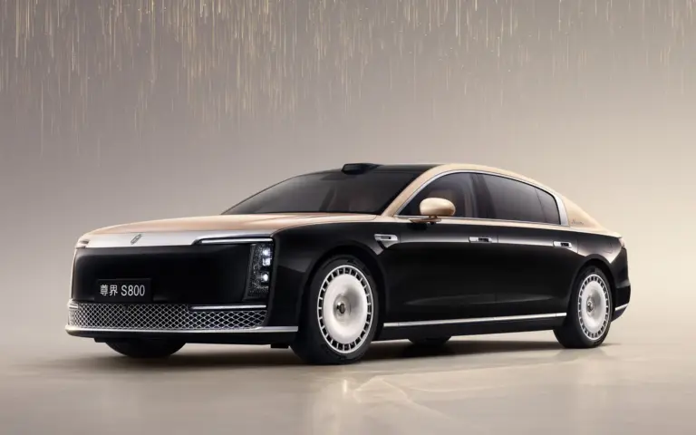 Maextro S800 Limousine in Schwarz-Gold, elektrische Premium-Limousine von außen betrachtet.