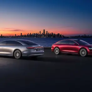 Zwei Xiangjie S9 Limousinen (silber und rot) stehen bei Sonnenuntergang vor einer Stadt am Wasser.